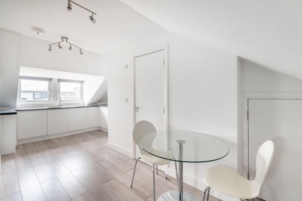 1 bed 1st Floor Flat for rent in Willesden. From Foxtons - Willesden Green