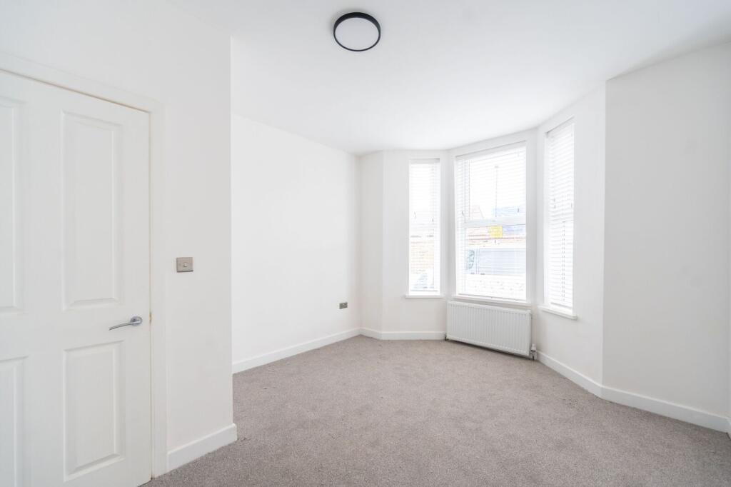 3 bed 1st Floor Flat for rent in Willesden. From Foxtons - Willesden Green