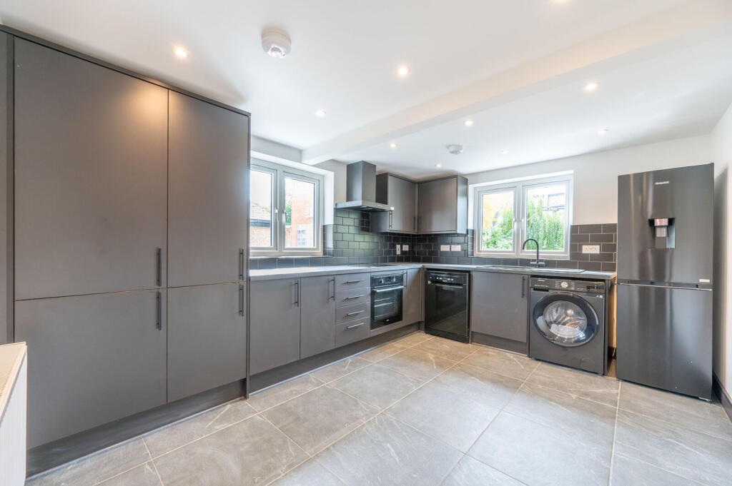 2 bed 1st Floor Flat for rent in Willesden. From Foxtons - Willesden Green