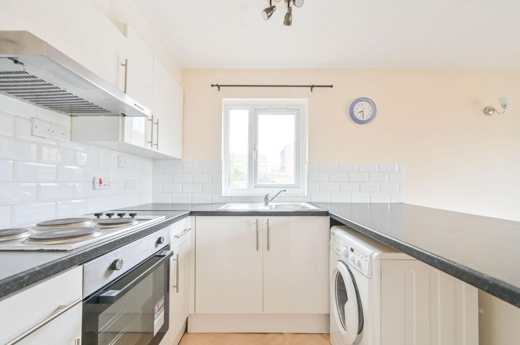 1 bed 1st Floor Flat for rent in Willesden. From Foxtons - Willesden Green