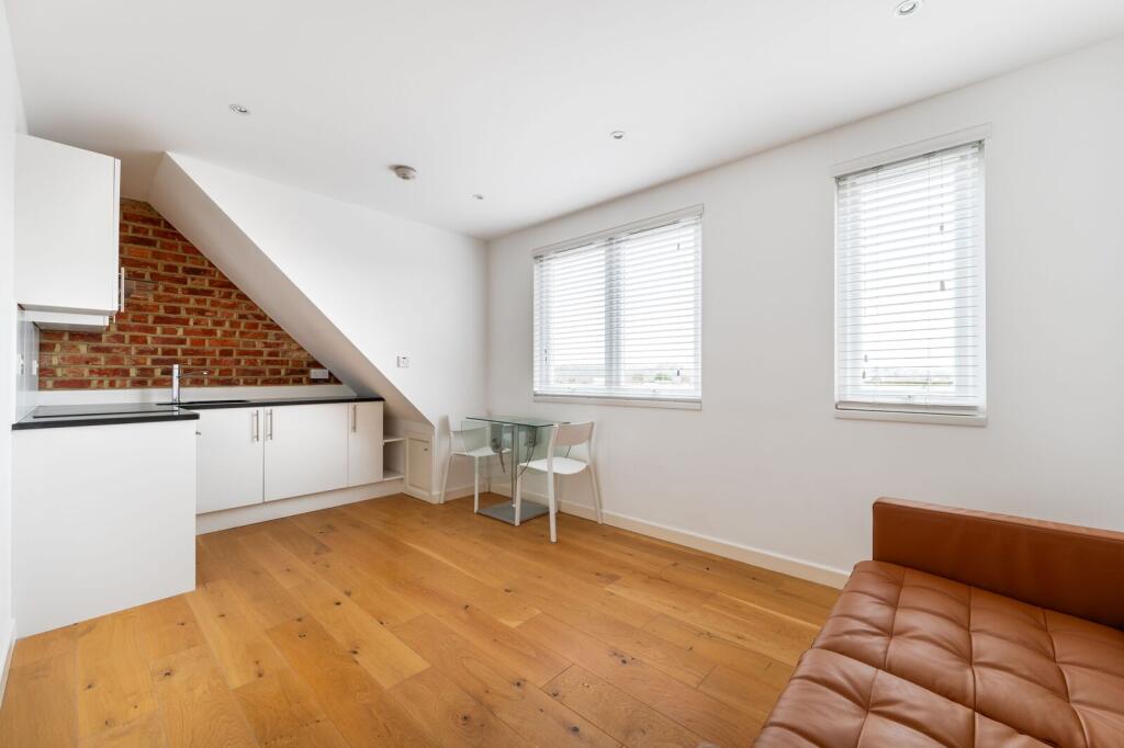 1 bed 1st Floor Flat for rent in Willesden. From Foxtons - Willesden Green