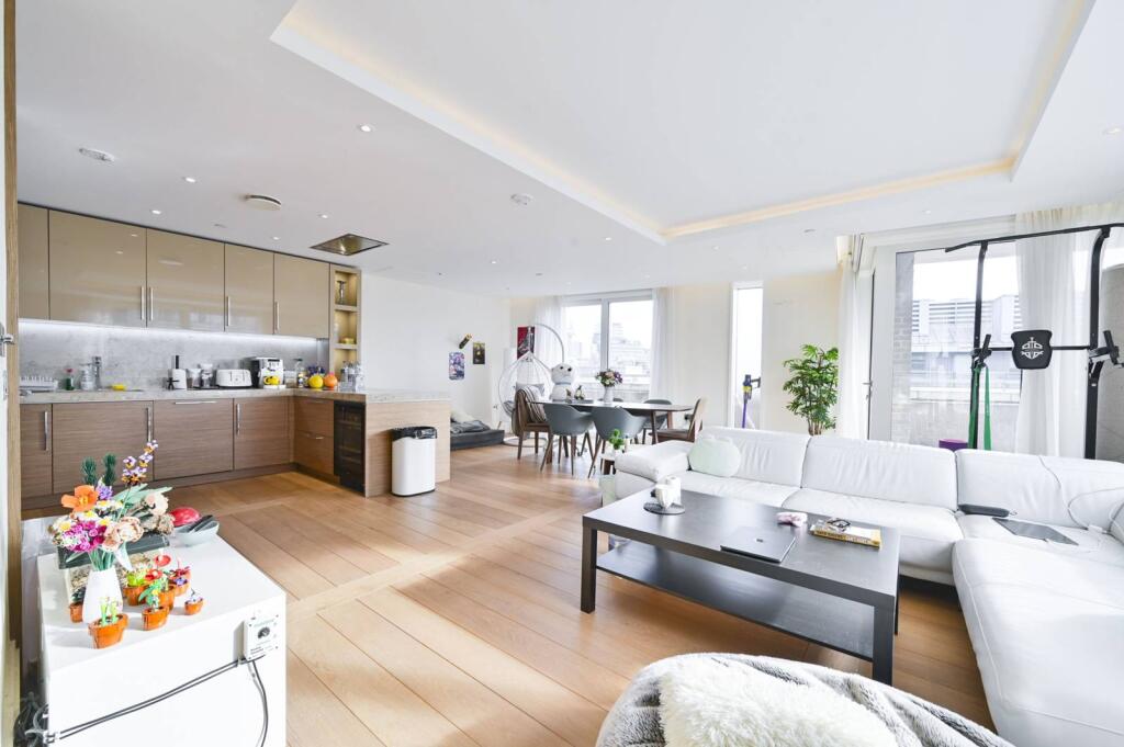 3 bed 1st Floor Flat for rent in London. From Foxtons - West End