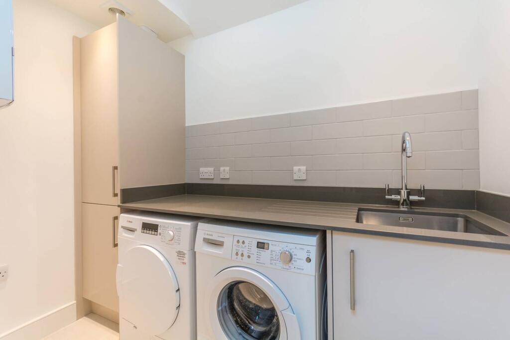 3 bed Annexe for rent in London. From Foxtons - West End