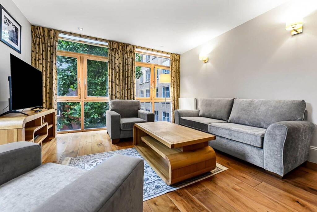 3 bed 1st Floor Flat for rent in London. From Foxtons - West End