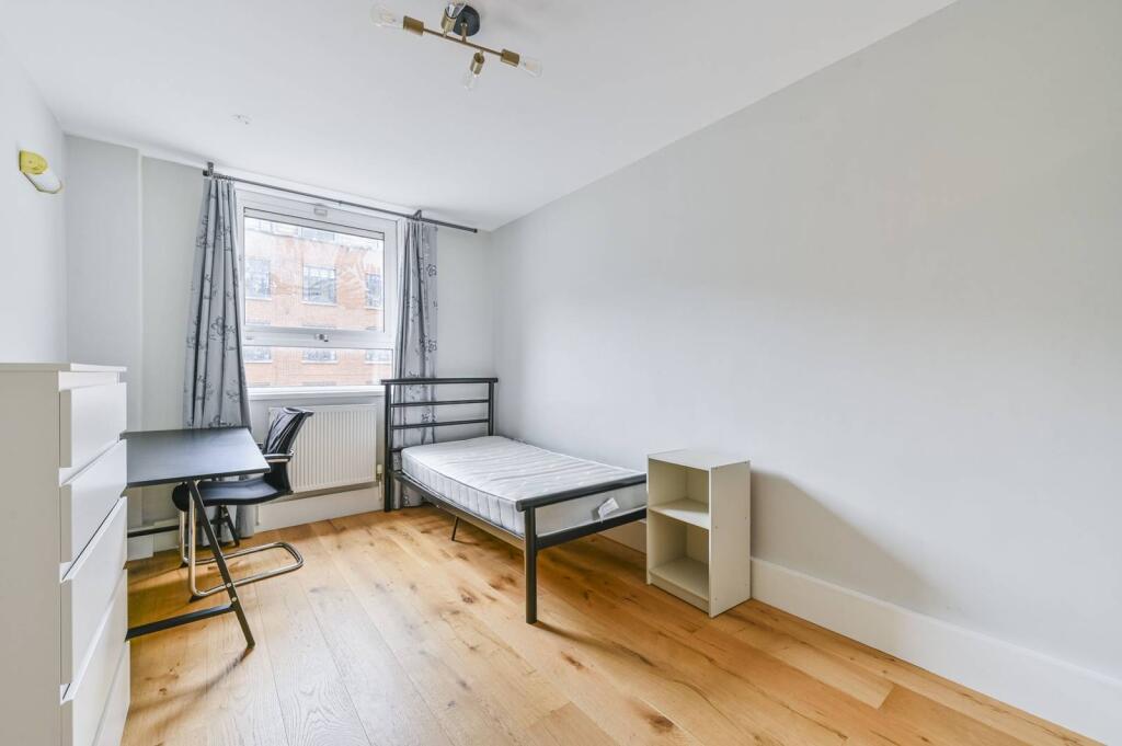 3 bed 1st Floor Flat for rent in London. From Foxtons - West End