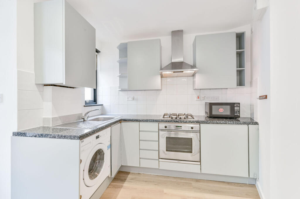 1 bed 1st Floor Flat for rent in London. From Foxtons - West End