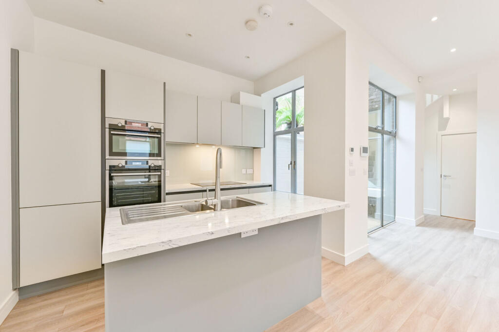 2 bed Mid Terraced House for rent in London. From Foxtons - West End
