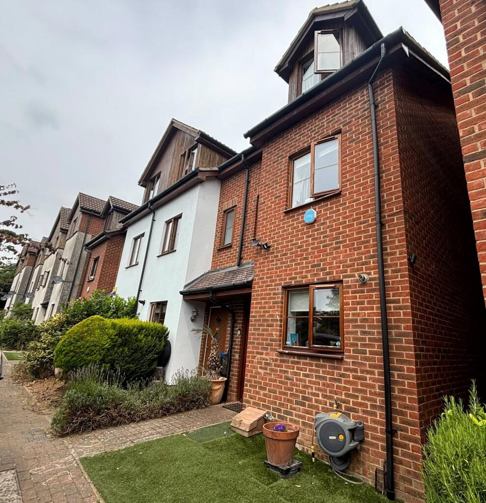 4 bed Mid Terraced House for rent in High Wycombe. From Chancellors - High Wycombe