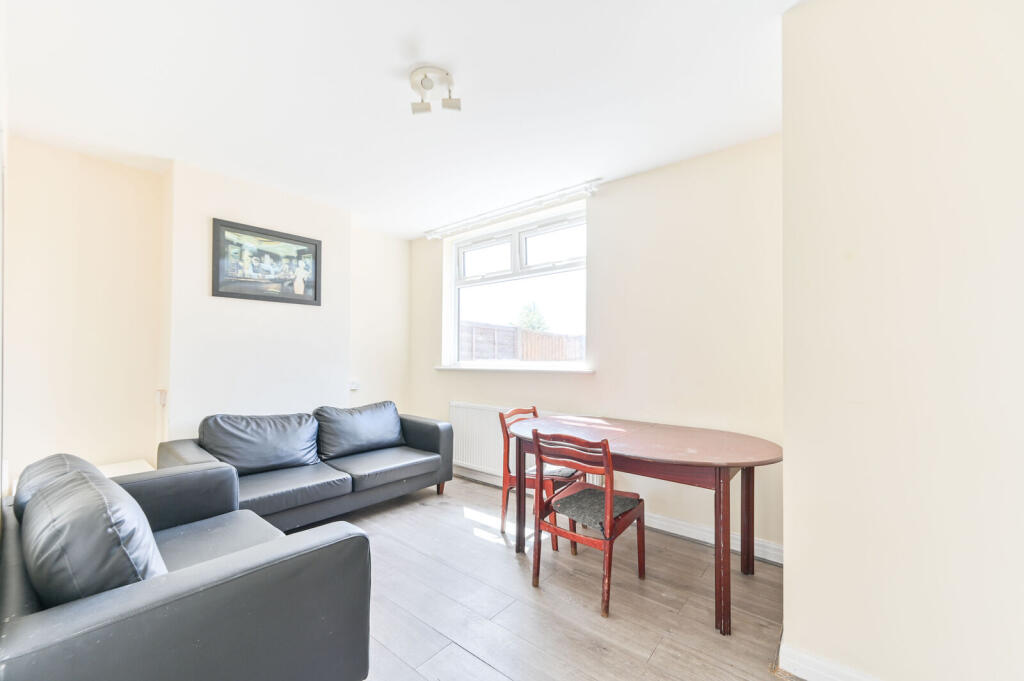 4 bed Semi Detached for rent in Wembley. From Foxtons - Wembley 4 bed Semi Detached for rent in Wembley. From Foxtons - Wembley