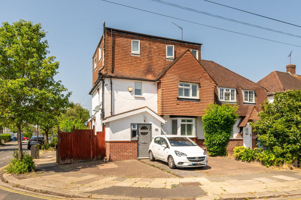 4 bed Detached for rent in Greenford. From Foxtons - Wembley