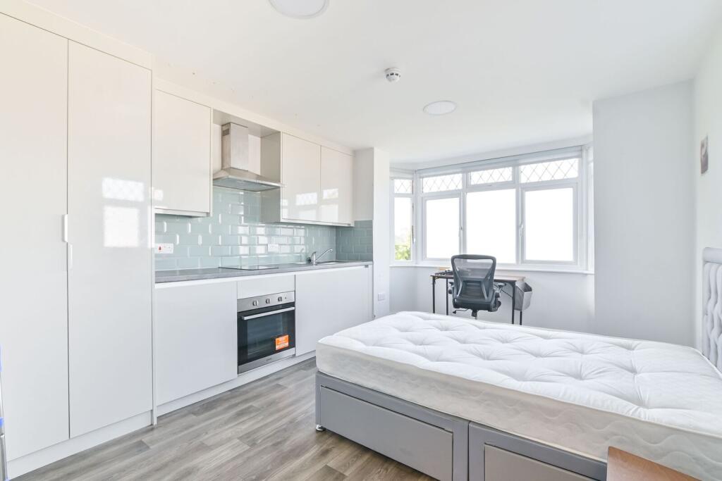 4 bed Studio for rent in Greenford. From Foxtons - Wembley