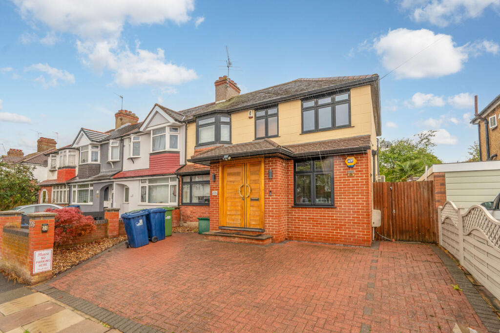 4 bed Mid Terraced House for rent in Greenford. From Foxtons - Wembley