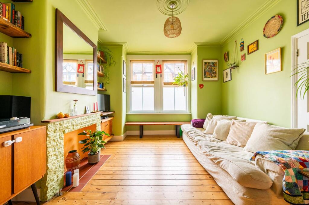 3 bed Mid Terraced House for rent in London. From Foxtons - Wood Green