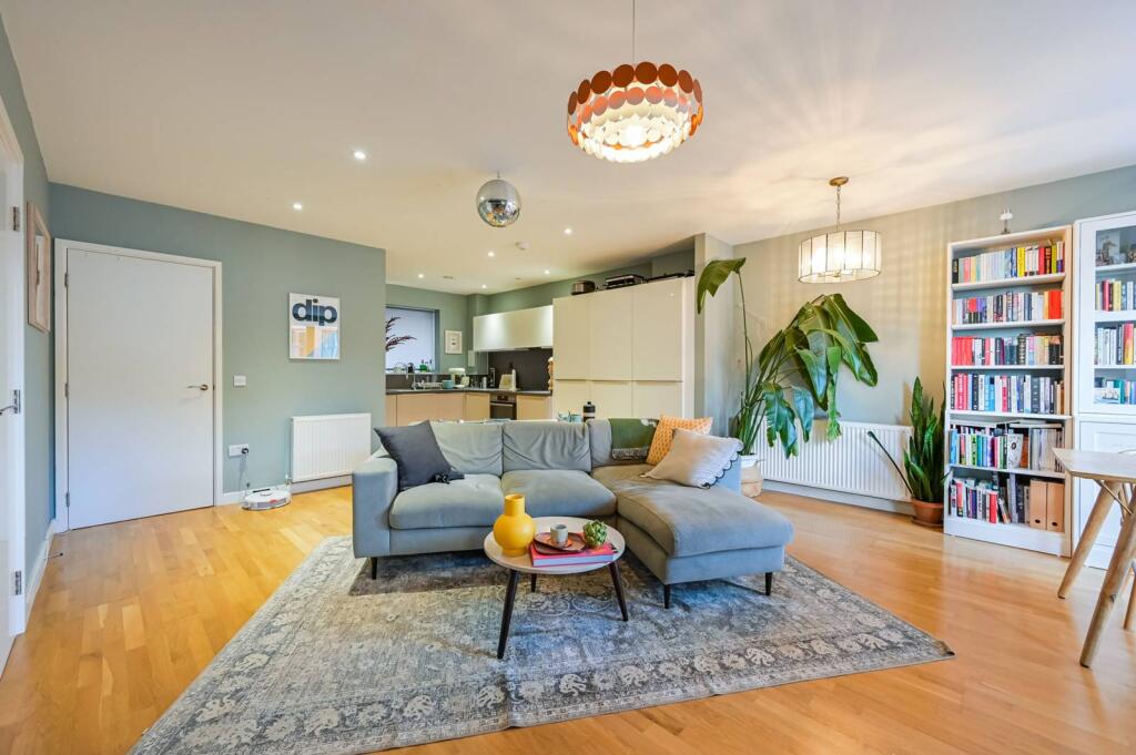 3 bed Annexe for rent in London. From Foxtons - Wood Green