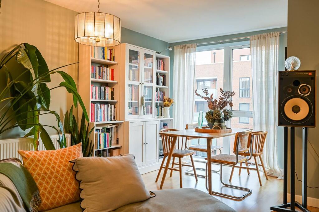 3 bed Annexe for rent in London. From Foxtons - Wood Green