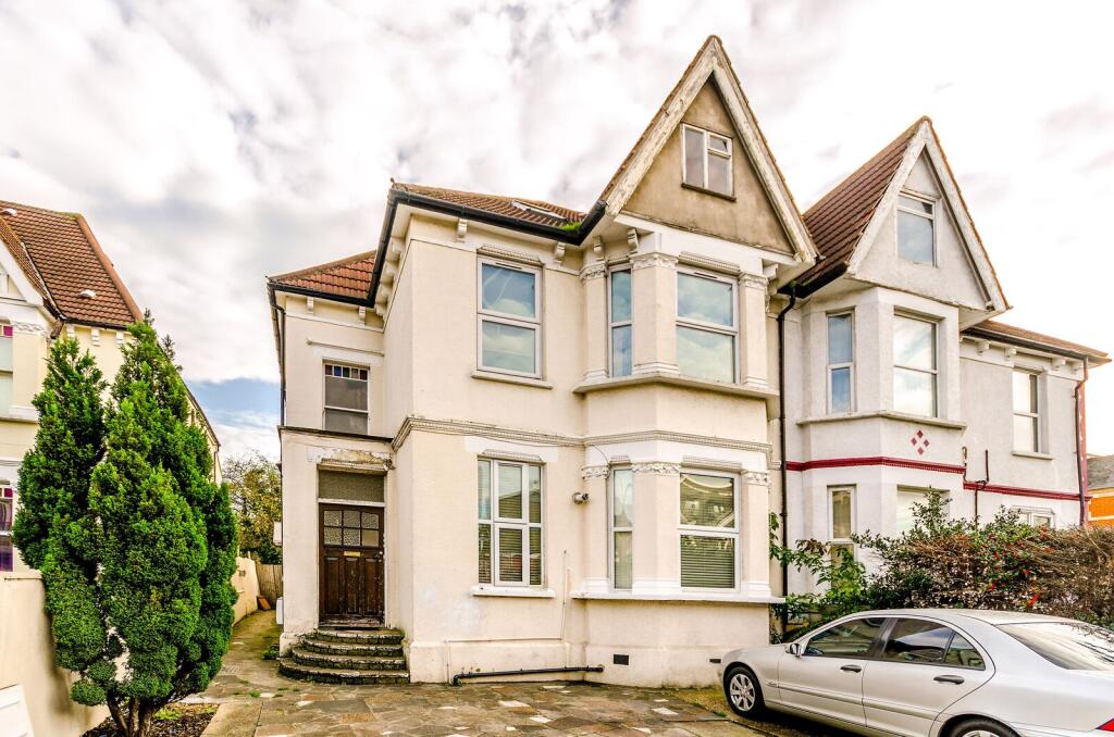 3 bed 1st Floor Flat for rent in Wood Green. From Foxtons - Wood Green