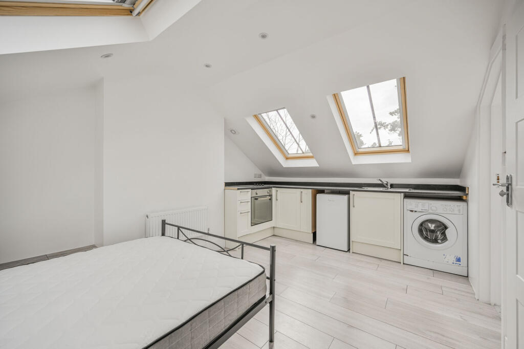4 bed Mid Terraced House for rent in London. From Foxtons - Wood Green