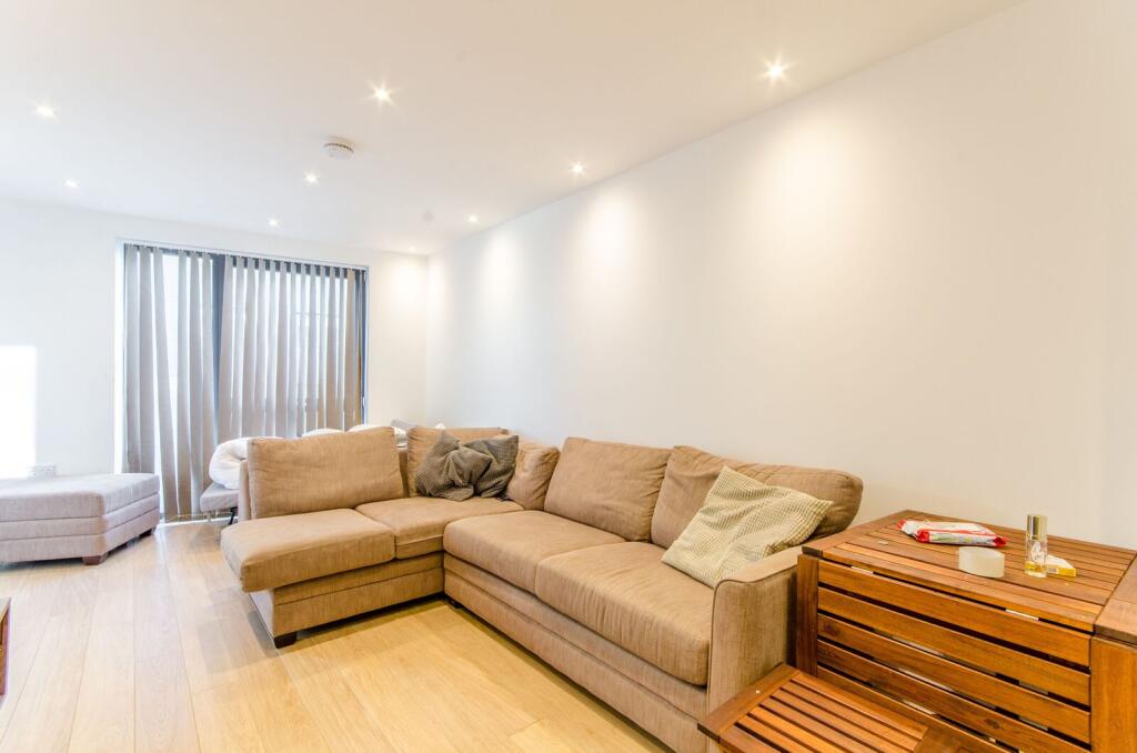2 bed 1st Floor Flat for rent in London. From Foxtons - Wood Green