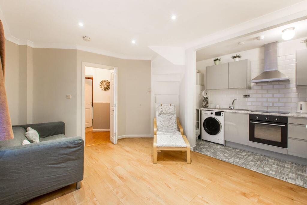 3 bed End of Terrace for rent in London. From Foxtons - Wood Green