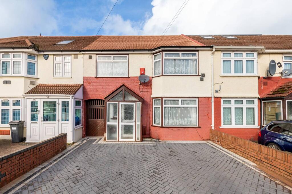 4 bed Mid Terraced House for rent in Hounslow. From Foxtons - Hounslow