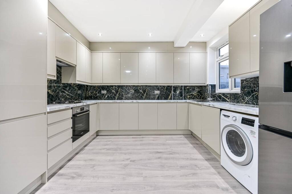 4 bed Semi Detached for rent in Isleworth. From Foxtons - Hounslow 4 bed Semi Detached for rent in Isleworth. From Foxtons - Hounslow