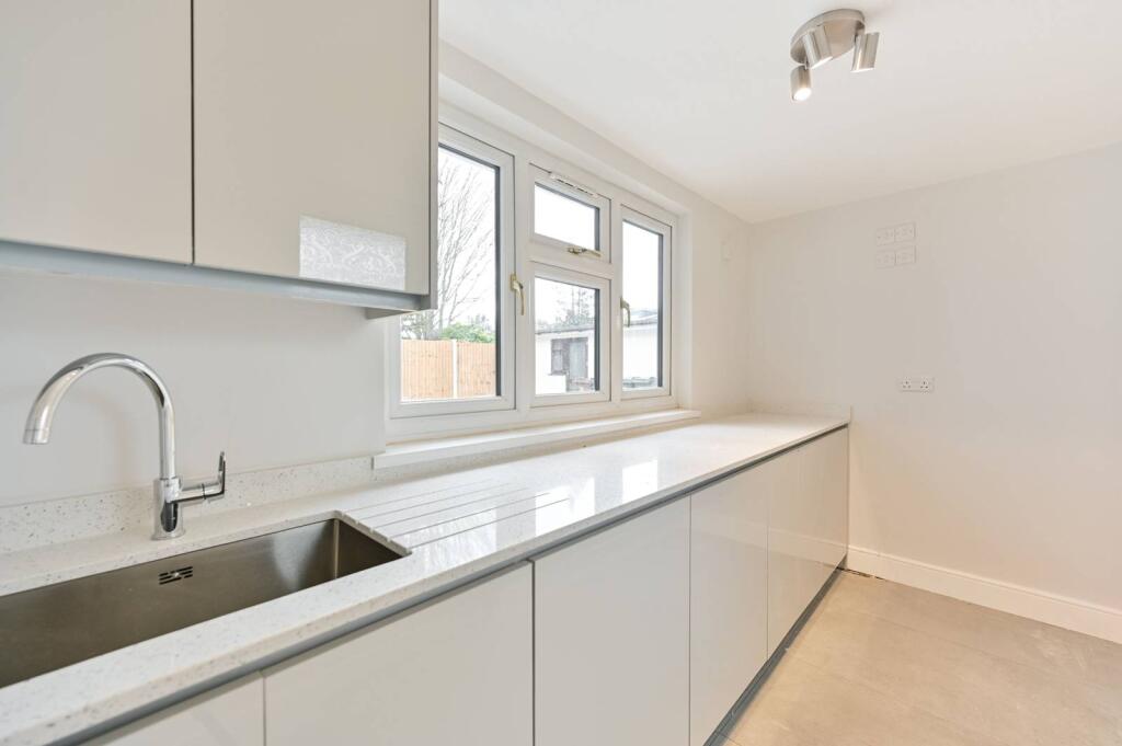 4 bed Annexe for rent in Hounslow. From Foxtons - Hounslow