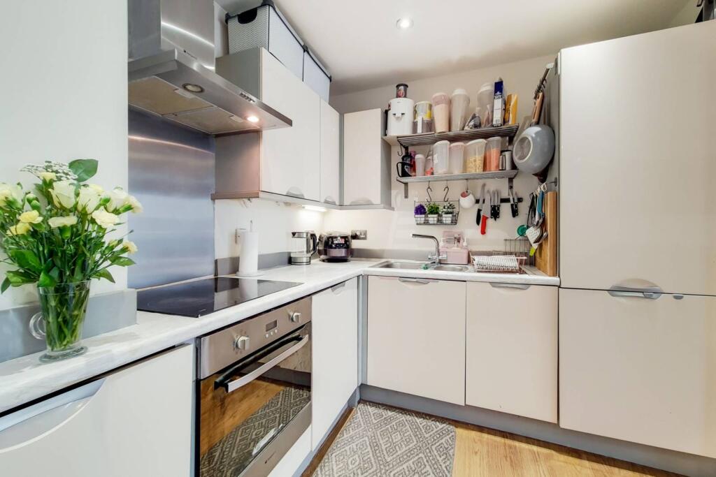 3 bed 1st Floor Flat for rent in Hounslow. From Foxtons - Hounslow