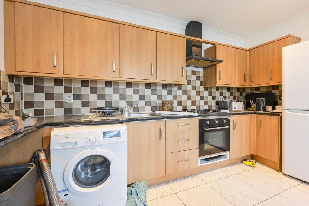 4 bed 1st Floor Flat for rent in London. From Foxtons - Balham