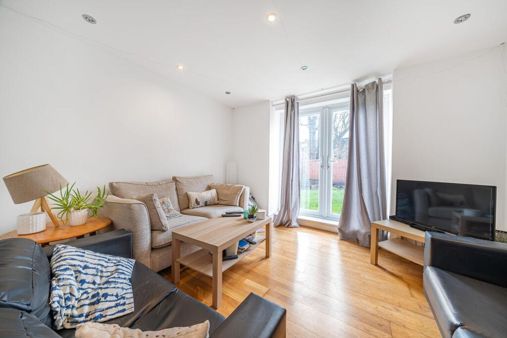 3 bed 1st Floor Flat for rent in London. From Foxtons - Balham