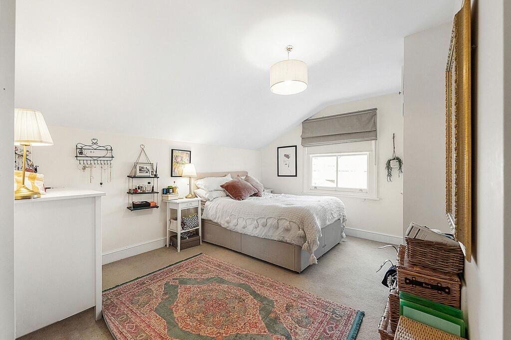 3 bed 1st Floor Flat for rent in London. From Foxtons - Balham