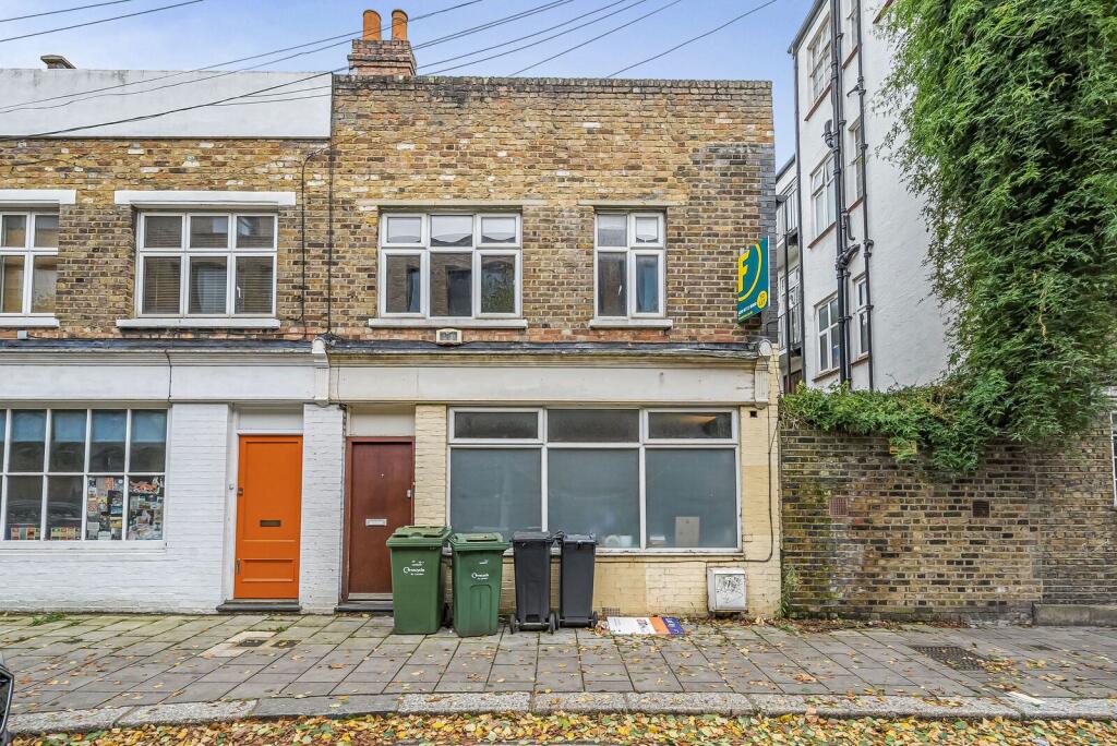 3 bed Detached for rent in Clapham. From Foxtons - Balham 3 bed Detached for rent in Clapham. From Foxtons - Balham
