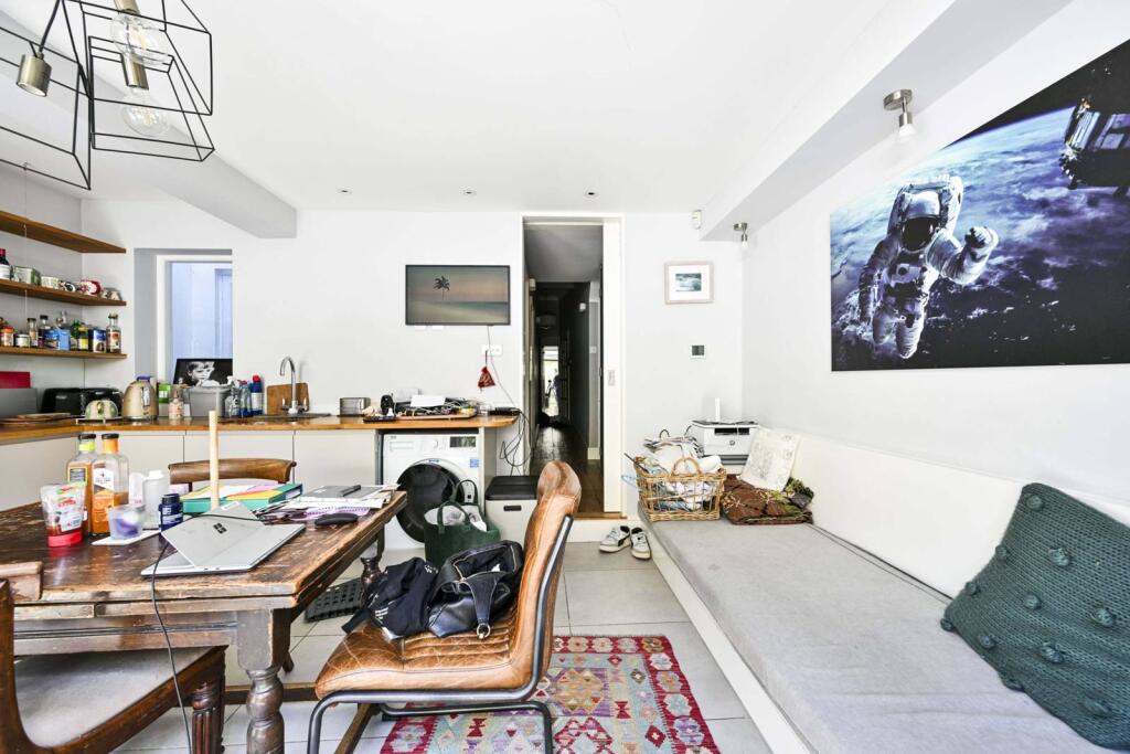 2 bed 1st Floor Flat for rent in London. From Foxtons - Battersea