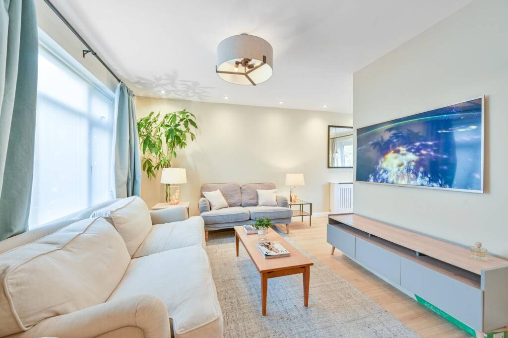 3 bed Semi Detached for rent in London. From Foxtons - Battersea