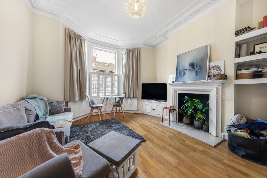 2 bed 1st Floor Flat for rent in London. From Foxtons - Battersea