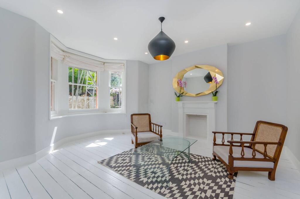 2 bed 1st Floor Flat for rent in London. From Foxtons - Battersea