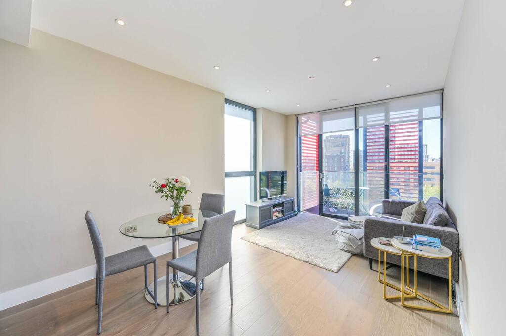 2 bed 1st Floor Flat for rent in London. From Foxtons - Battersea