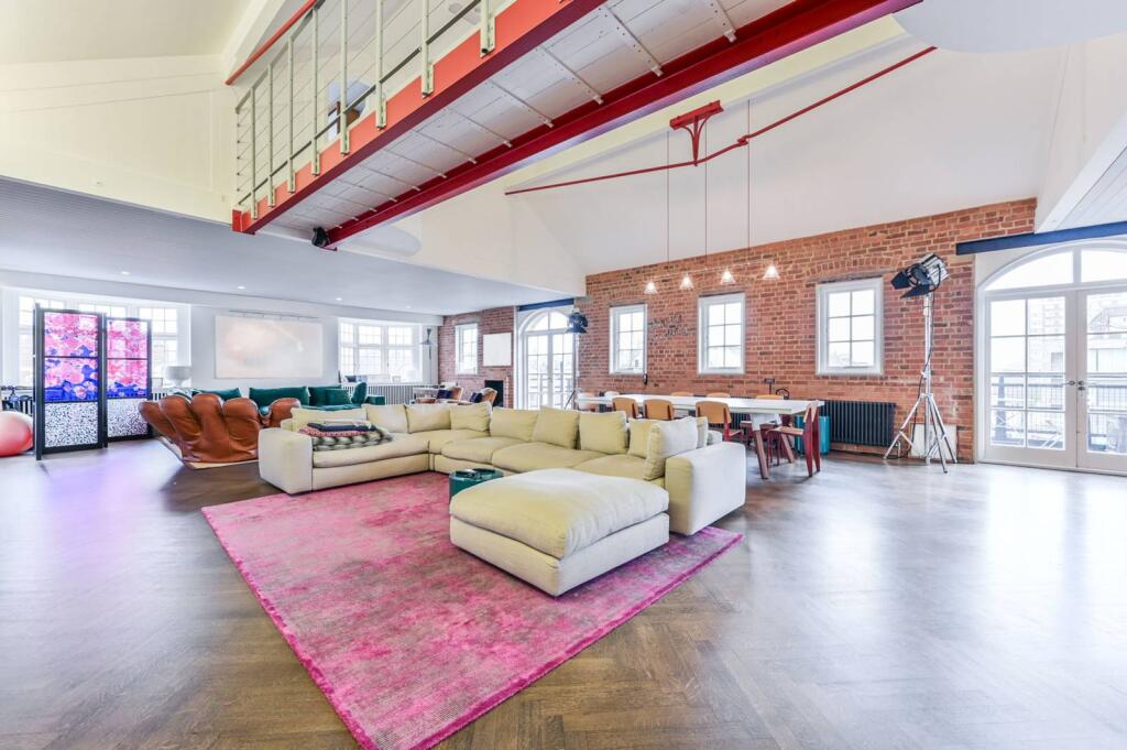 3 bed 1st Floor Flat for rent in London. From Foxtons - Battersea