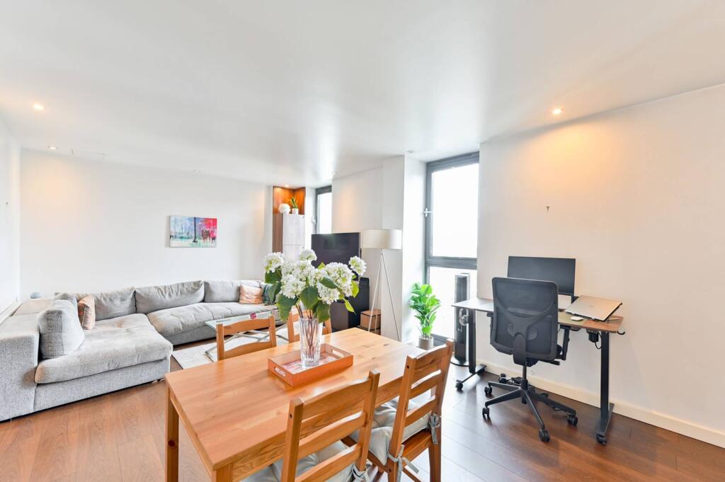 1 bed 1st Floor Flat for rent in London. From Foxtons - Battersea