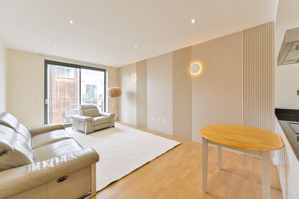 2 bed 1st Floor Flat for rent in London. From Foxtons - Battersea