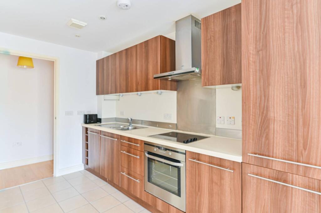1 bed 1st Floor Flat for rent in London. From Foxtons - Battersea