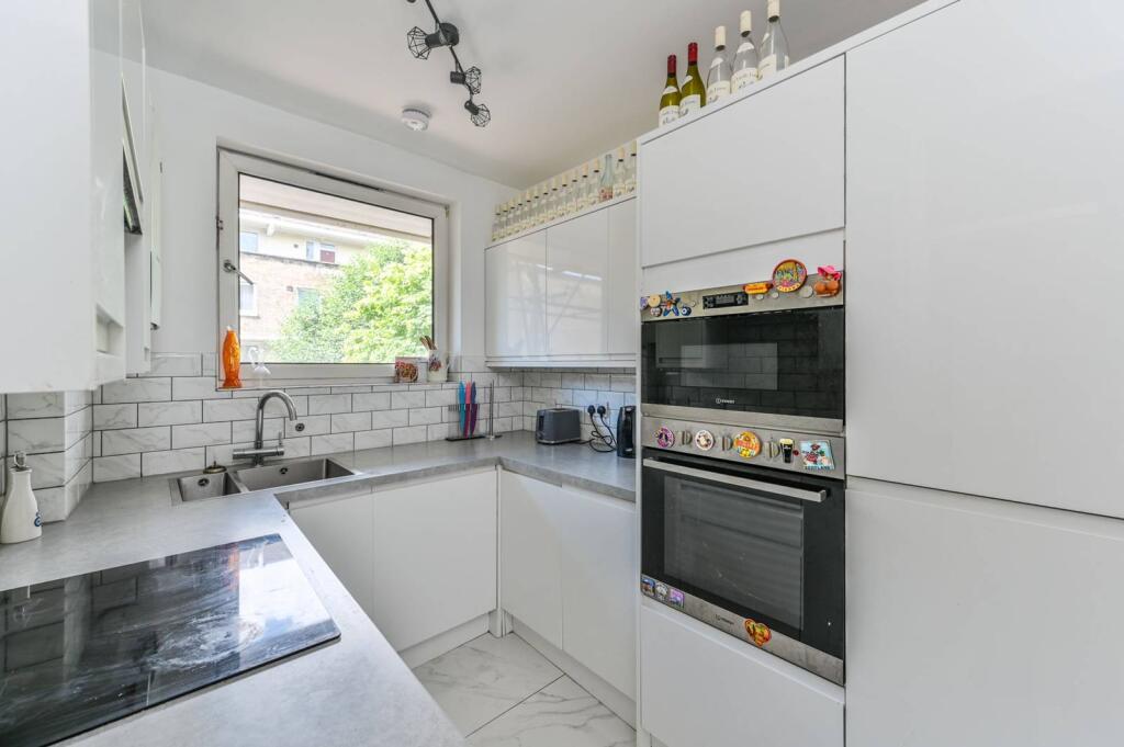 3 bed 1st Floor Flat for rent in London. From Foxtons - Battersea