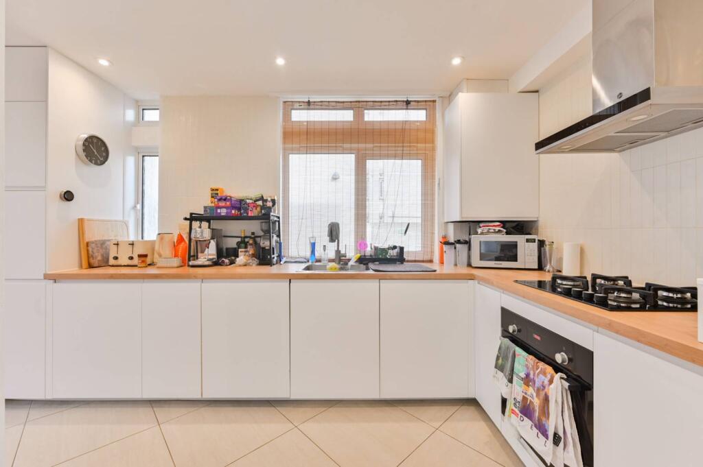 2 bed 1st Floor Flat for rent in London. From Foxtons - Battersea