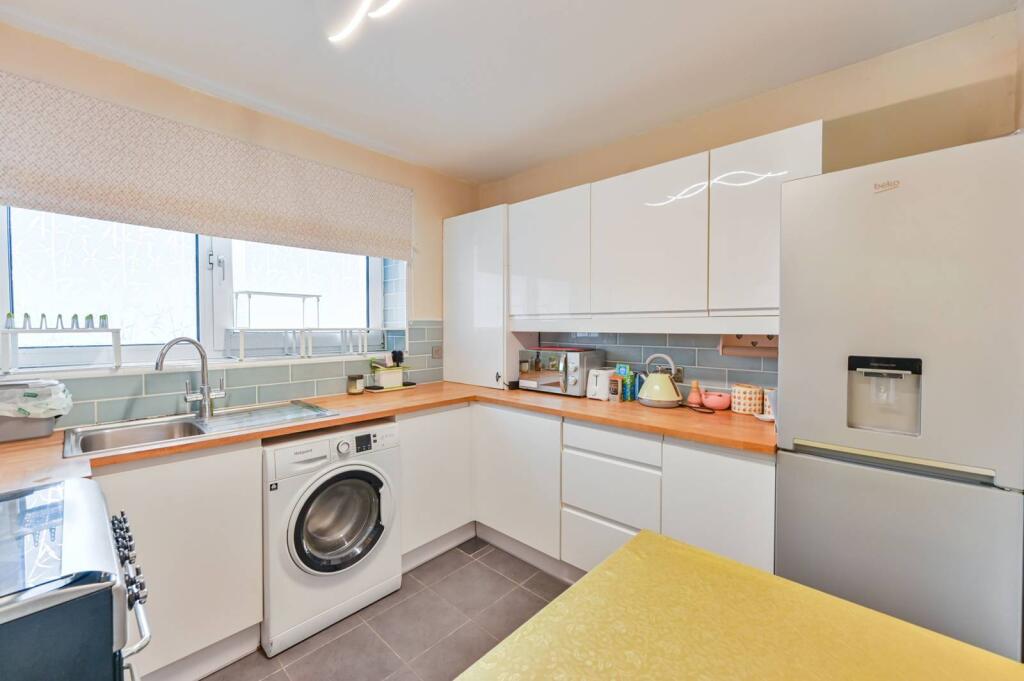 1 bed 1st Floor Flat for rent in Battersea. From Foxtons - Battersea