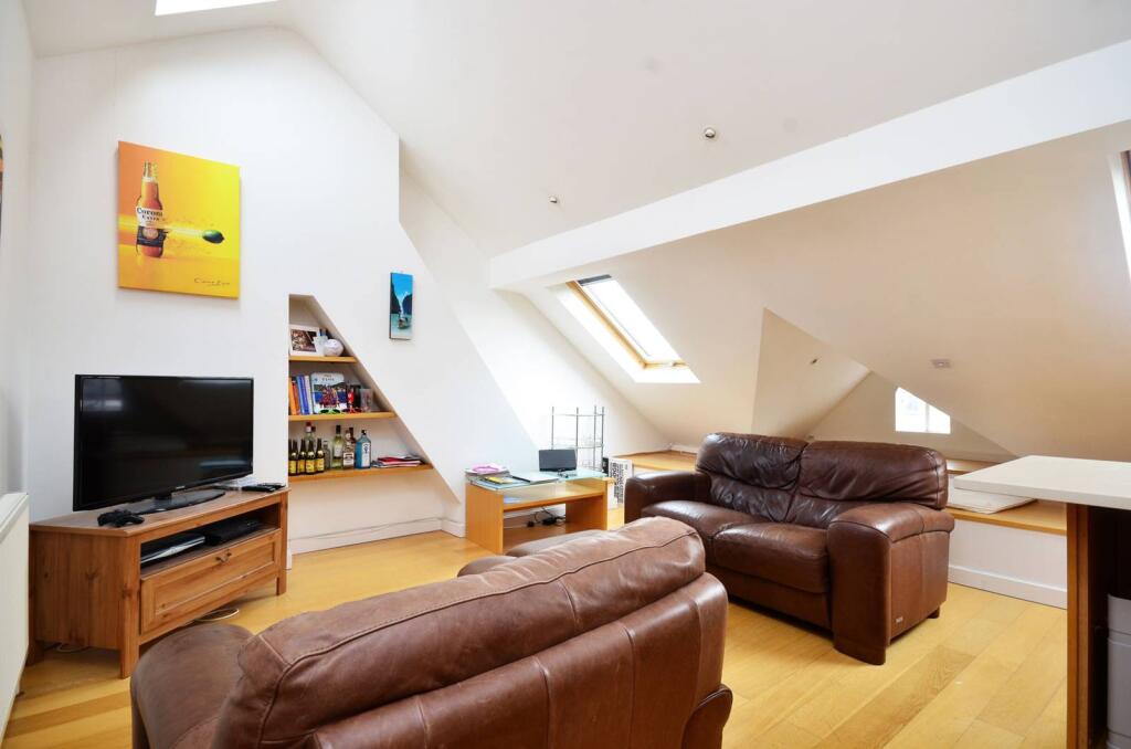 2 bed 1st Floor Flat for rent in Clapham. From Foxtons - Battersea