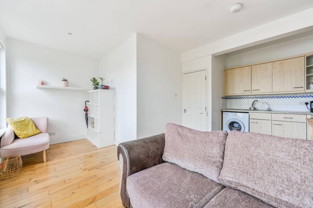 2 bed 1st Floor Flat for rent in London. From Foxtons - Battersea