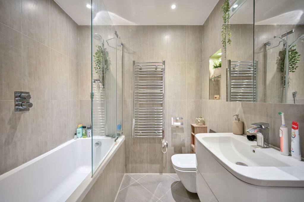 2 bed 1st Floor Flat for rent in Battersea. From Foxtons - Battersea