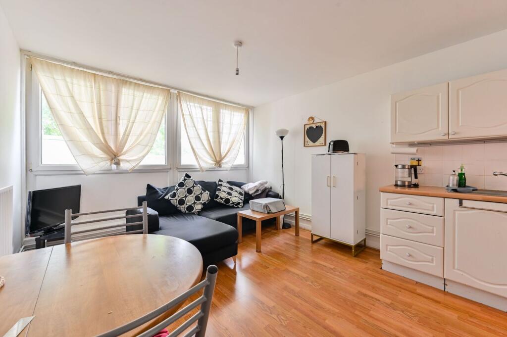 3 bed 1st Floor Flat for rent in Battersea. From Foxtons - Battersea