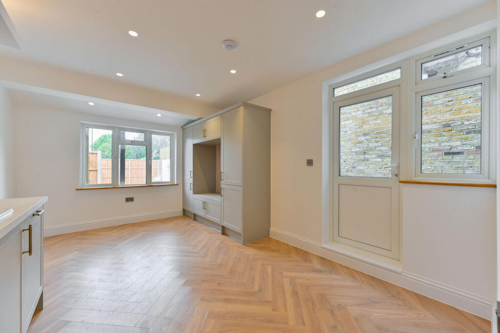 2 bed 1st Floor Flat for rent in London. From Foxtons - Battersea