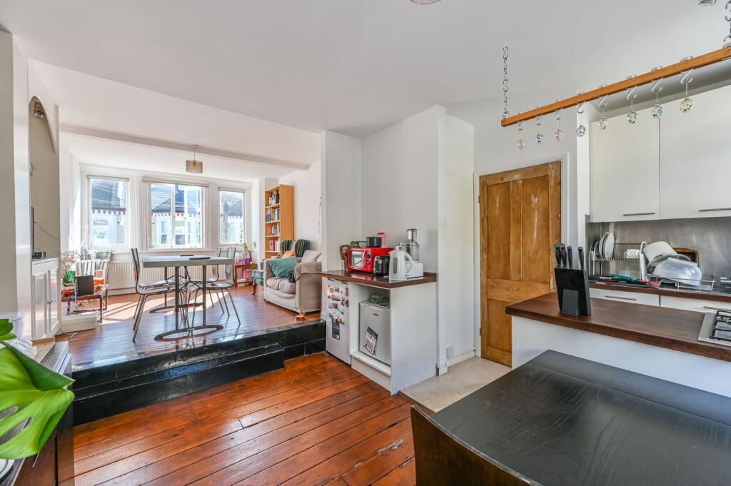 2 bed 1st Floor Flat for rent in Battersea. From Foxtons - Battersea