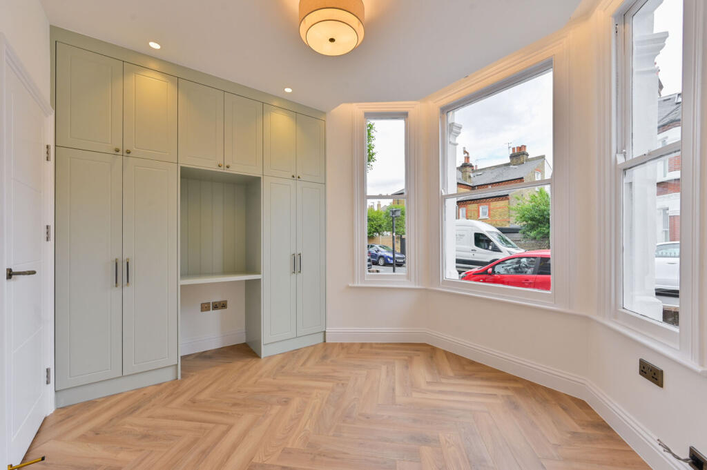 2 bed 1st Floor Flat for rent in Wandsworth. From Foxtons - Battersea